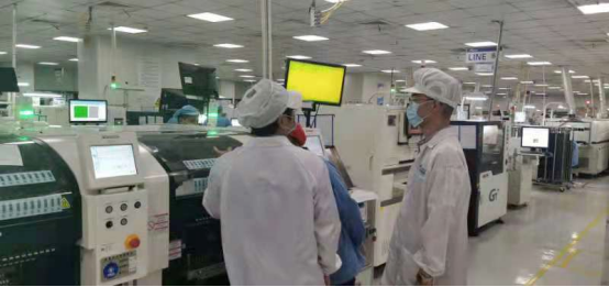 菲尼特總經(jīng)理戴勇軍（右1）參觀銳捷研發(fā)生產(chǎn)基地