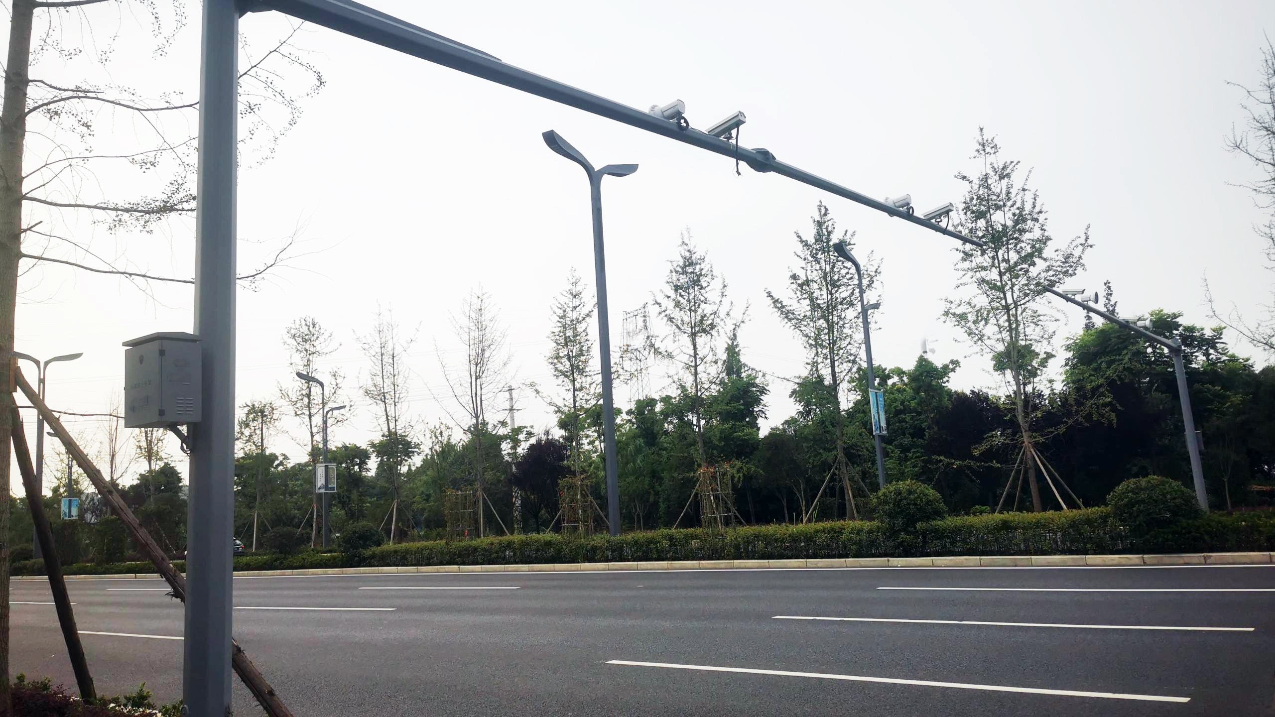 菲尼特塑全新電子警察桿件形態(tài) 助力安岳道路違法抓拍